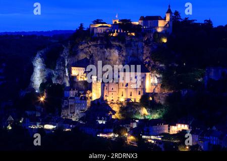 Das Dorf Rocamadour bei Nacht. Regionaler Naturpark der Quercy. Lot, Occitanie, Frankreich Stockfoto