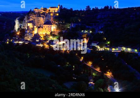 Das Dorf Rocamadour bei Nacht. Regionaler Naturpark der Quercy. Lot, Occitanie, Frankreich Stockfoto