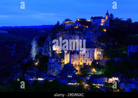 Das Dorf Rocamadour bei Nacht. Regionaler Naturpark der Quercy. Lot, Occitanie, Frankreich Stockfoto