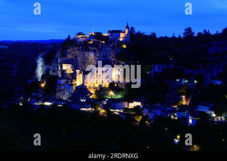 Das Dorf Rocamadour bei Nacht. Regionaler Naturpark der Quercy. Lot, Occitanie, Frankreich Stockfoto