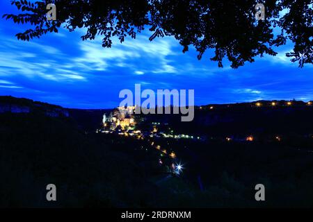 Das Dorf Rocamadour bei Nacht. Regionaler Naturpark der Quercy. Lot, Occitanie, Frankreich Stockfoto