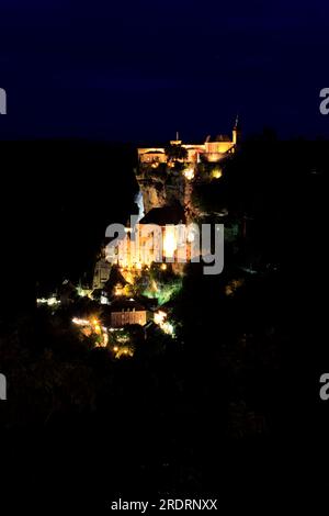 Das Dorf Rocamadour bei Nacht. Regionaler Naturpark der Quercy. Lot, Occitanie, Frankreich Stockfoto