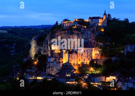 Das Dorf Rocamadour bei Nacht. Regionaler Naturpark der Quercy. Lot, Occitanie, Frankreich Stockfoto