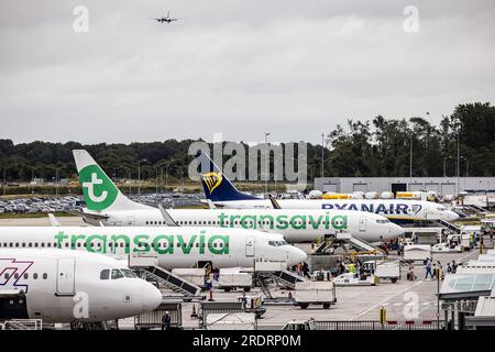 EINDHOVEN - Reisende am Flughafen Eindhoven steigen in ein Flugzeug von Transavia nach Rhodos. Transavia fliegt bis auf weiteres weiter zur griechischen Insel. Die Fluggesellschaft hält jedoch mit den Behörden Kontakt, um die Sicherheit zu überwachen. Im Süden von Rhodos wüten Waldbrände. ANP ROB ENGELAAR niederlande raus - belgien raus Stockfoto