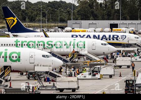 EINDHOVEN - Reisende am Flughafen Eindhoven steigen in ein Flugzeug von Transavia nach Rhodos. Transavia fliegt bis auf weiteres weiter zur griechischen Insel. Die Fluggesellschaft hält jedoch mit den Behörden Kontakt, um die Sicherheit zu überwachen. Im Süden von Rhodos wüten Waldbrände. ANP ROB ENGELAAR niederlande raus - belgien raus Stockfoto