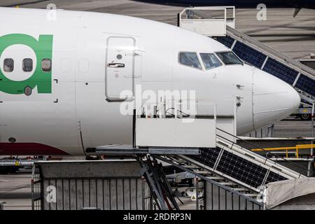 EINDHOVEN - Reisende am Flughafen Eindhoven steigen in ein Flugzeug von Transavia nach Rhodos. Transavia fliegt bis auf weiteres weiter zur griechischen Insel. Die Fluggesellschaft hält jedoch mit den Behörden Kontakt, um die Sicherheit zu überwachen. Im Süden von Rhodos wüten Waldbrände. ANP ROB ENGELAAR niederlande raus - belgien raus Stockfoto