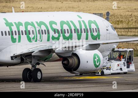 EINDHOVEN - Transavia Flug HV-5397 startet vom Flughafen Eindhoven nach Rhodos. Transavia fliegt bis auf weiteres weiter zur griechischen Insel. Die Fluggesellschaft hält jedoch mit den Behörden Kontakt, um die Sicherheit zu überwachen. Im Süden von Rhodos wüten Waldbrände. ANP ROB ENGELAAR niederlande raus - belgien raus Stockfoto