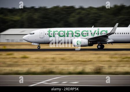 EINDHOVEN - Transavia Flug HV-5397 startet vom Flughafen Eindhoven nach Rhodos. Transavia fliegt bis auf weiteres weiter zur griechischen Insel. Die Fluggesellschaft hält jedoch mit den Behörden Kontakt, um die Sicherheit zu überwachen. Im Süden von Rhodos wüten Waldbrände. ANP ROB ENGELAAR niederlande raus - belgien raus Stockfoto