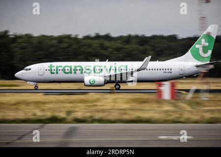 EINDHOVEN - Transavia Flug HV-5397 startet vom Flughafen Eindhoven nach Rhodos. Transavia fliegt bis auf weiteres weiter zur griechischen Insel. Die Fluggesellschaft hält jedoch mit den Behörden Kontakt, um die Sicherheit zu überwachen. Im Süden von Rhodos wüten Waldbrände. ANP ROB ENGELAAR niederlande raus - belgien raus Stockfoto