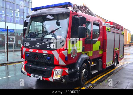 Manchester, Großbritannien. 23. Juli 2023. Greater Manchester Fire and Rescue schickte zwei Feuerwehrfahrzeuge zu Alarm in einem 12-stöckigen urbanen Turmblock: Artillery Court, Wadeson Road, Manchester, M13 9TU Uhr am Sonntagnachmittag um 14,00 Uhr (deutscher Zeit). Es schien kein Feuer zu geben, und die Feuerwehr schaltete den Feueralarm aus. Seit dem Brand in Grenfell ist man sich der Gefahren eines Brandes in Turmblöcken wie diesem stärker bewusst. Kredit: Terry Waller/Alamy Live News Stockfoto