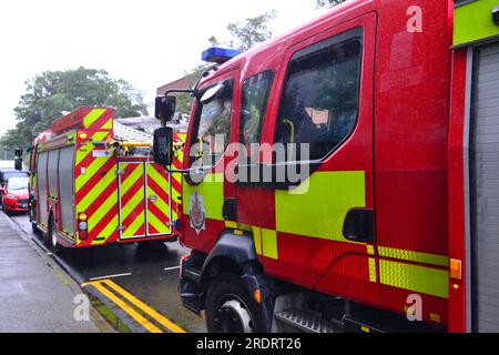 Manchester, Großbritannien. 23. Juli 2023. Greater Manchester Fire and Rescue schickte zwei Feuerwehrfahrzeuge zu Alarm in einem 12-stöckigen urbanen Turmblock: Artillery Court, Wadeson Road, Manchester, M13 9TU Uhr am Sonntagnachmittag um 14,00 Uhr (deutscher Zeit). Es schien kein Feuer zu geben, und die Feuerwehr schaltete den Feueralarm aus. Seit dem Brand in Grenfell ist man sich der Gefahren eines Brandes in Turmblöcken wie diesem stärker bewusst. Kredit: Terry Waller/Alamy Live News Stockfoto