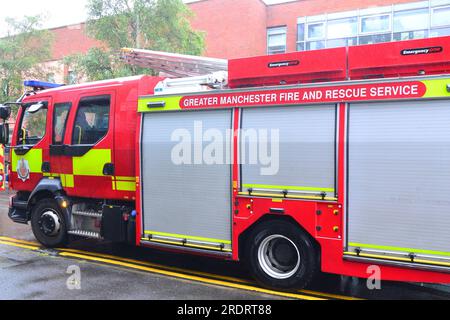 Manchester, Großbritannien. 23. Juli 2023. Greater Manchester Fire and Rescue schickte zwei Feuerwehrfahrzeuge zu Alarm in einem 12-stöckigen urbanen Turmblock: Artillery Court, Wadeson Road, Manchester, M13 9TU Uhr am Sonntagnachmittag um 14,00 Uhr (deutscher Zeit). Es schien kein Feuer zu geben, und die Feuerwehr schaltete den Feueralarm aus. Seit dem Brand in Grenfell ist man sich der Gefahren eines Brandes in Turmblöcken wie diesem stärker bewusst. Kredit: Terry Waller/Alamy Live News Stockfoto