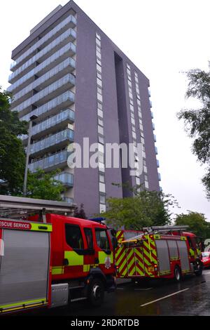 Manchester, Großbritannien. 23. Juli 2023. Greater Manchester Fire and Rescue schickte zwei Feuerwehrfahrzeuge zu Alarm in einem 12-stöckigen urbanen Turmblock: Artillery Court, Wadeson Road, Manchester, M13 9TU Uhr am Sonntagnachmittag um 14,00 Uhr (deutscher Zeit). Es schien kein Feuer zu geben, und die Feuerwehr schaltete den Feueralarm aus. Seit dem Brand in Grenfell ist man sich der Gefahren eines Brandes in Turmblöcken wie diesem stärker bewusst. Kredit: Terry Waller/Alamy Live News Stockfoto