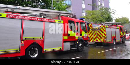 Manchester, Großbritannien. 23. Juli 2023. Greater Manchester Fire and Rescue schickte zwei Feuerwehrfahrzeuge zu Alarm in einem 12-stöckigen urbanen Turmblock: Artillery Court, Wadeson Road, Manchester, M13 9TU Uhr am Sonntagnachmittag um 14,00 Uhr (deutscher Zeit). Es schien kein Feuer zu geben, und die Feuerwehr schaltete den Feueralarm aus. Seit dem Brand in Grenfell ist man sich der Gefahren eines Brandes in Turmblöcken wie diesem stärker bewusst. Kredit: Terry Waller/Alamy Live News Stockfoto