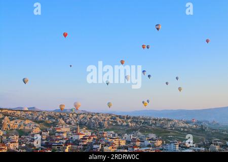 Das Foto wurde im Frühling in der Türkei gemacht. Das Bild zeigt den Flug von Ballons über die Stadt Goreme in Kappadokien. Stockfoto