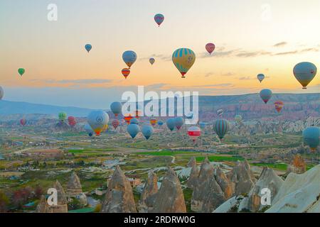 Das Foto wurde im Frühling in der Türkei gemacht. Das Bild zeigt den Flug von Ballons über die Stadt Goreme in Kappadokien. Stockfoto