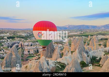 Das Foto wurde in der Türkei im Namen Kappadokiens aufgenommen. Das Bild zeigt den Flug von Ballons über ein Bergtal bei Sonnenaufgang. Stockfoto