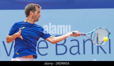 Gstaad, Bern, Schweiz. 23. Juli 2023. Gstaad Schweiz, 07/23/2023: Albert Ramos-Vinolas aus Spanien während des Finales der EFG Swiss Open Gstaad-ATP 250 zwischen Pedro Cachin aus Argentinien und Albert Ramos-Vinolas aus Spanien. Die EFG Swiss Open Gstaad-ATP 250 fand in der Roy Emerson Arena statt, die sich im berühmten Skigebiet Gstaad im Berner Oberland befindet. (Kreditbild: © Eric Dubost/ZUMA Press Wire) NUR REDAKTIONELLE VERWENDUNG! Nicht für den kommerziellen GEBRAUCH! Kredit: ZUMA Press, Inc./Alamy Live News Stockfoto