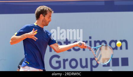 Gstaad, Bern, Schweiz. 23. Juli 2023. Gstaad Schweiz, 07/23/2023: Albert Ramos-Vinolas aus Spanien während des Finales der EFG Swiss Open Gstaad-ATP 250 zwischen Pedro Cachin aus Argentinien und Albert Ramos-Vinolas aus Spanien. Die EFG Swiss Open Gstaad-ATP 250 fand in der Roy Emerson Arena statt, die sich im berühmten Skigebiet Gstaad im Berner Oberland befindet. (Kreditbild: © Eric Dubost/ZUMA Press Wire) NUR REDAKTIONELLE VERWENDUNG! Nicht für den kommerziellen GEBRAUCH! Kredit: ZUMA Press, Inc./Alamy Live News Stockfoto