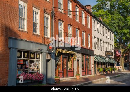 Newburyport, MA, USA - 13. Juli 2023: Straßenszene in der Innenstadt dieser kleinen Stadt mit ihren malerischen Straßen mit Ziegelgebäuden aus dem 19. Jahrhundert und trendy Stockfoto