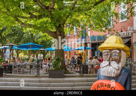 Newburyport, Massachusetts, USA – 13. Juli 2023: Straßenszene in einer Kleinstadt in der Innenstadt mit Backsteingebäuden aus dem 19. Jahrhundert, trendigen Geschäften und Restaurants im Freien. Stockfoto