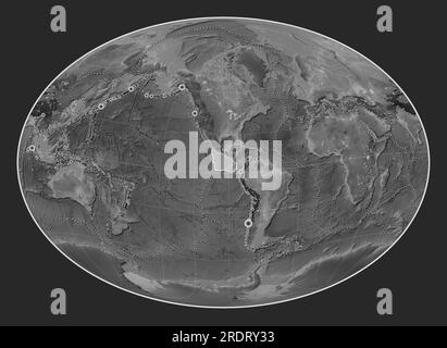 Cocos tektonische Platte auf der Grauskala-Elevationskarte in der Fahey-Schrägprojektion, die meridional und latitudinal zentriert ist. Standorte von Erdbeben Stockfoto