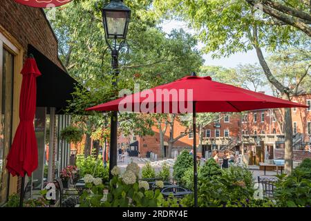 Newburyport, Massachusetts, USA – 13. Juli 2023: Straßenszene in einer Kleinstadt in der Innenstadt mit Backsteingebäuden aus dem 19. Jahrhundert, trendigen Geschäften und Restaurants im Freien. Stockfoto