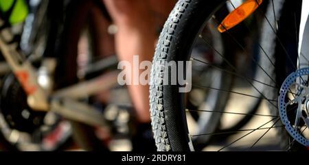 Fahrrad-Vorderreifen, Außenbild an sonnigen Tagen, Stockfoto