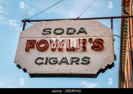 Newburyport, MA, USA - 13. Juli 2023: Retro-Schild in der Innenstadt dieser kleinen Stadt mit ihren malerischen Straßen mit Ziegelgebäuden aus dem 19. Jahrhundert. Stockfoto