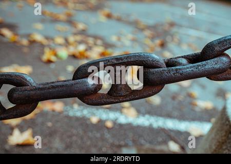 Heavy Metal Kette auf der Straße Stockfoto