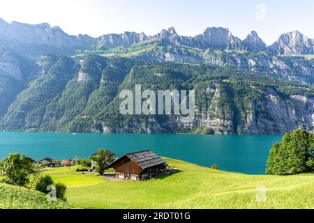 Blick auf Chalet und See, Walensee (Lake Walen), Kanton St. Gallen, Schweiz Stockfoto