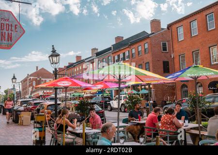 Newburyport, Massachusetts, USA – 13. Juli 2023: Straßenszene in einer Kleinstadt in der Innenstadt mit Backsteingebäuden aus dem 19. Jahrhundert, trendigen Geschäften und Restaurants im Freien. Stockfoto