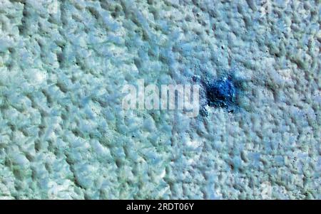 Planet Mars Exploration. Neues Aufprallereignis, das einen Krater auf der Oberfläche des Geländes zurücklässt. Digitale Bildverstärkung durch die NASA Stockfoto