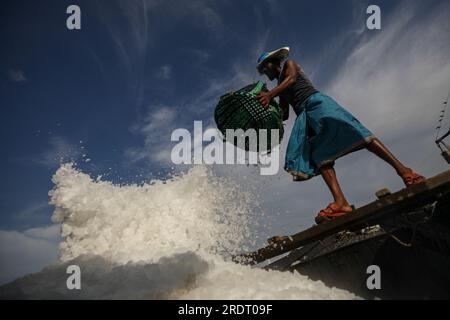 24/07/2023, Chattogramm, Bangladesch Am Montag endet ein 65-tägiges Verbot der Seefischerei. In der Zwischenzeit werden die notwendigen Gegenstände in den Booten abgeholt Stockfoto