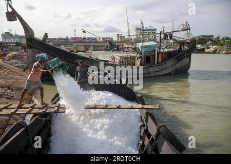 24/07/2023, Chattogramm, Bangladesch Am Montag endet ein 65-tägiges Verbot der Seefischerei. In der Zwischenzeit werden die notwendigen Gegenstände in den Booten abgeholt Stockfoto