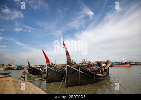 24/07/2023, Chattogramm, Bangladesch Am Montag endet ein 65-tägiges Verbot der Seefischerei. In der Zwischenzeit werden die notwendigen Gegenstände in den Booten abgeholt Stockfoto