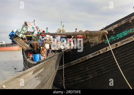 24/07/2023, Chattogramm, Bangladesch Am Montag endet ein 65-tägiges Verbot der Seefischerei. In der Zwischenzeit werden die notwendigen Gegenstände in den Booten abgeholt Stockfoto