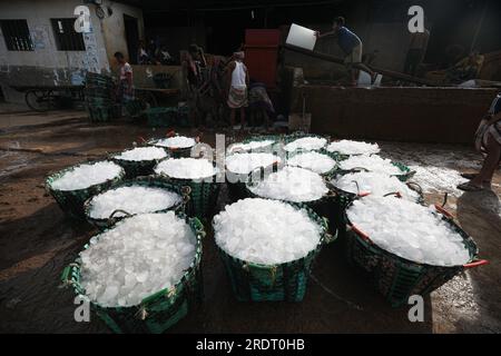 24/07/2023, Chattogramm, Bangladesch Am Montag endet ein 65-tägiges Verbot der Seefischerei. In der Zwischenzeit werden die notwendigen Gegenstände in den Booten abgeholt Stockfoto