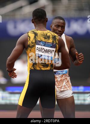 Grant Holloway aus den USA (rechts) wird von Hansle Parchment aus Jamaika nach dem Sieg der Men's 110m Hürden während des Londoner Athletics Meets im London Stadium beglückwünscht. Foto: Sonntag, 23. Juli 2023. Stockfoto