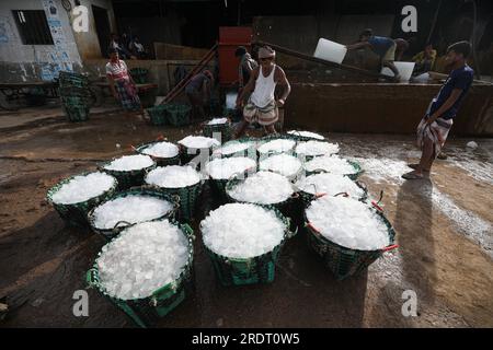 24/07/2023, Chattogramm, Bangladesch Am Montag endet ein 65-tägiges Verbot der Seefischerei. In der Zwischenzeit werden die notwendigen Gegenstände in den Booten abgeholt Stockfoto