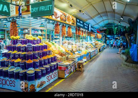 Fethiye, Türkei - 9. Juni 2023: Altstadt in Fethiye oder Fußgängerzone Paspatur mit kleinen Geschäften und Restaurants, Türkei Stockfoto