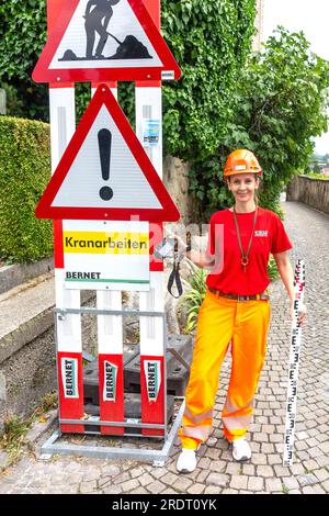 Junge Frau mit Kamera und Schutzhelm, Rapperswil-Jona, Kanton St. Gallen, Schweiz Stockfoto