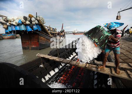 24/07/2023, Chattogramm, Bangladesch Am Montag endet ein 65-tägiges Verbot der Seefischerei. In der Zwischenzeit werden die notwendigen Gegenstände in den Booten abgeholt Stockfoto