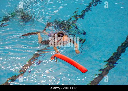 Amateur-Subaqua-Taucher im Schwimmbad, UK 2023 Stockfoto