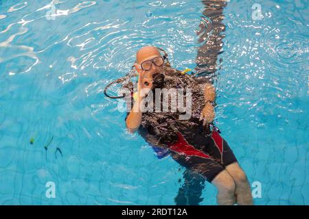 Amateur-Subaqua-Taucher im Schwimmbad, UK 2023 Stockfoto