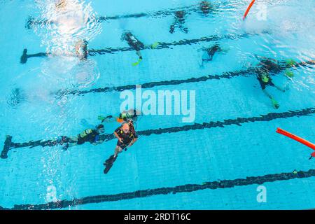 Amateur-Subaqua-Taucher im Schwimmbad, UK 2023 Stockfoto