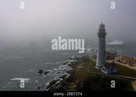 Ein Leuchtturm vor der kalifornischen Küste aus der Vogelperspektive, während sich der Nebel niederlässt Stockfoto