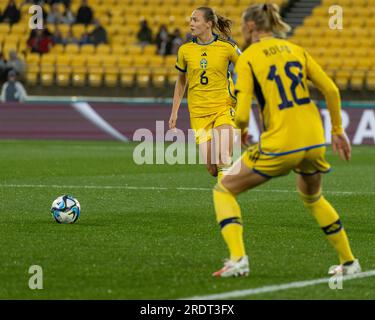 Wellington, Neuseeland. 23. Juli 2023. Magdalena Eriksson (6, Schweden) auf dem Ball mit Fridolina Rolfo (18, Schweden) im Vordergrund. Schweden gegen Südafrika. Gruppe G. FIFA Frauen-Weltmeisterschaft 2023 Australien und Neuseeland. Schweden gewinnt 2-1 in Wellington. Neuseeland. (Joe Serci/SPP) Kredit: SPP Sport Press Photo. Alamy Live News Stockfoto