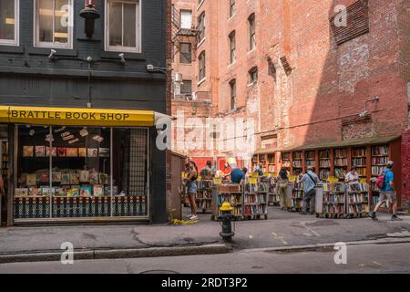 Boston, Massachusetts, USA - 10. Juli 2023: Ikonischer lokaler Buchladen, der gebrauchte Bücher im Einkaufsviertel der Innenstadt verkauft. Das Lager wurde 1825 eröffnet und verkauft Bücher in einem Stockfoto