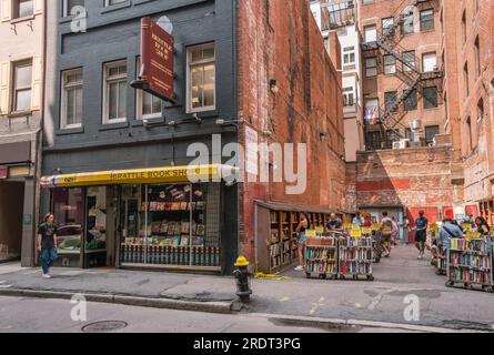 Boston, Massachusetts, USA - 10. Juli 2023: Ikonischer lokaler Buchladen, der gebrauchte Bücher im Einkaufsviertel der Innenstadt verkauft. Das Lager wurde 1825 eröffnet und verkauft Bücher in einem Stockfoto